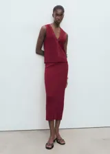 Chaleco de tejido de punto fino color rojo oscuro (vino), con cuello de pico, tirantes anchos y cierre frontal con botones.