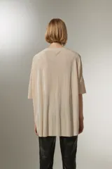 Blusa negra de poliéster con textura plisada y escote en V.