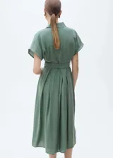 Vestido camisero midi color verde salvia, con cuello camisero, mangas cortas con dobladillo, cierre frontal con botones y cinturón con hebilla forrada.
