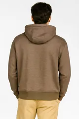 Buzo de algodón color marrón con capucha y cordones ajustables.