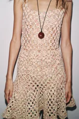 Collar con cordón de cuero negro ajustable y dije de cuarzo rosa.