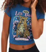 Remera corta azul con estampado de un tigre y flores.