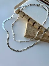 Collar doble plateado, uno tipo cadena de eslabones planos y otro tipo cadena con bolitas.