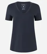 Remera básica de media malla color rosa, con escote en V y mangas cortas.