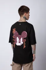 Remera blanca de algodón de corte oversize con mangas cortas y cuello redondo. Presenta un pequeño estampado en el frente con la figura de Mickey Mouse y caracteres orientales.