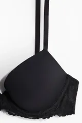 Soutien push-up negro de microfibra y encaje, con copas con relleno, aros, breteles ajustables y cierre de corchetes en la espalda.