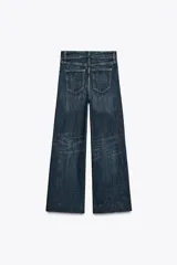 Pantalón de jean de tiro alto con trabillas en la cintura, efecto lavado y pierna ancha.