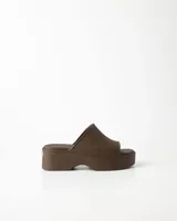 Suecos color marrón con plataforma.