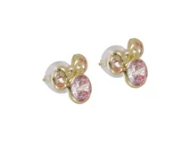 Aros de oro amarillo 10k con diseño de Minnie Mouse y circonias rosas. Cierre a presión. Producto oficial de Disney.
