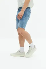 Bermuda de jean negra, corte regular, con cinco bolsillos y presillas para cinturón.