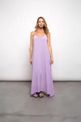 Vestido largo lila de viscosa con breteles finos.