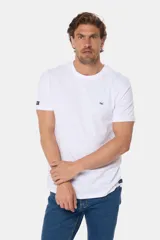 Remera celeste de manga corta con cuello redondo y bordado pequeño en el pecho. Corte clásico.