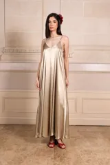 Vestido largo de raso color verde oliva, con breteles finos y escote en V.