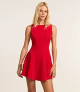 Vestido corto de poliéster y elastano, color rojo, de corte skater, escote redondo y sin mangas.