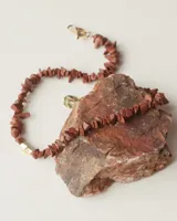 Collar regulable de bronce macizo con cuentas de piedra natural de cuarzo lima y jaspe rojo, y un dije central de labradorita.