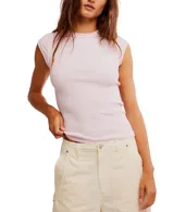 Remera ajustada de punto acanalado color rosa, con cuello redondo, mangas cortas y detalle de costura elevada.