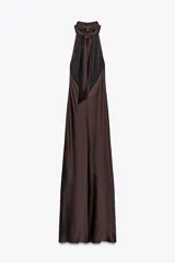 Vestido largo marrón satinado con cuello halter y espalda descubierta.