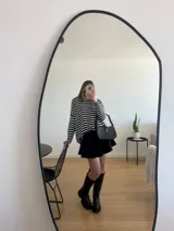 Sweater oversize de viscosa a rayas horizontales blancas y negras, con cuello alto.