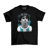 Remera negra de algodón con estampado de Diego Maradona con la camiseta de la selección argentina.