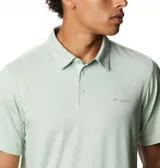 Polo de hombre Columbia Tech Trail, color blanco, de manga corta, con logo bordado en el pecho. Confeccionada en tejido hidroabsorbente Omni-Wick™ con elastano.
