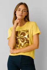 Remera amarilla de algodón con estampado abstracto marrón con efecto foil, corte al cuerpo y cuello redondo.