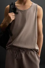 Musculosa deportiva negra de algodón, corte regular fit, cuello redondo amplio y sisa ancha.