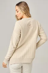 Sweater de punto negro con escote en V y rayas verticales plateadas.