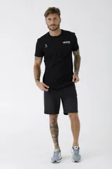 Remera celeste de corte clásico con cuello redondo y manga corta. Estampado pequeño en el pecho.