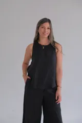 Musculosa negra de lino con corte holgado y cuello redondo.