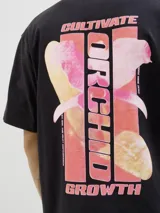 Camiseta negra de manga corta y cuello redondo con estampado de una orquídea en el centro de la espalda.