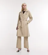 Trench coat largo color beige, de gabardina, con cuello con solapas, doble botonadura, lazo en la cintura, mangas largas con cintas en los puños y bolsillos delanteros.