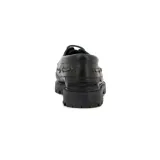 Zapato náutico de cuero color marrón con cordones y suela de goma con dibujo.