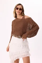 Buzo color crema tejido calado de manga larga con musculosa marrón incluida.