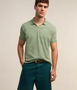 Bermuda masculina de sarga color rosado, con corte recto y bolsillos laterales.