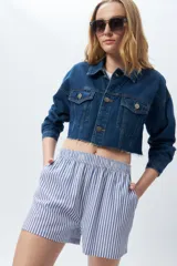 Short de rayas azul con elástico en la cintura, diseño fresco y atemporal.