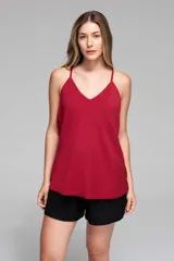 Musculosa roja con breteles finos y escote en V.