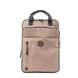Mochila rectangular color taupe de poliéster, con cierre superior y dos bolsillos externos con cierre. Tiene un bolsillo interno con cierre y dos abiertos. Las correas son regulables y las asas fijas.