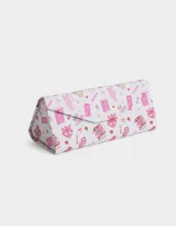 Estuche rígido triangular plegable para anteojos, con estampado de libros, tazas, corazones y otros motivos en tonos rosados sobre fondo blanco.