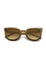 Lentes de sol con montura color marrón y lentes degradadas. Fabricados con materiales reciclados.
