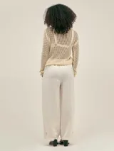 Pantalón estilo cargo color crudo, confeccionado en lino tencel. Cuenta con bolsillos laterales, elástico en la cintura y detalle de Polonio en cobre.