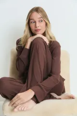 Conjunto de pijama de modal, color marrón oscuro, con textura acanalada. Incluye una remera de manga larga y un pantalón largo de corte holgado.