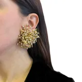 Aros cortos dorados hechos con resina, con forma irregular y volumen favorecedor.