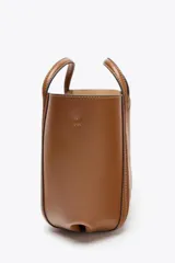 Bolso mini city color marrón con asa de mano y asa bandolera extraíble. Incluye bolsa interior extraíble con cierre mediante cremallera.