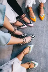 Bailarinas color naranja con detalles en celeste y glitter. Cuentan con cordones de algodón con borlas de ante, cuña interna de 1,5cm y suela de cuero. Incluyen plantilla de piel y plantilla extra de lana intercambiable.