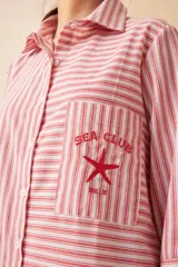 Vestido camisero largo de lino a rayas verticales azules y blancas, con cuello camisero, manga larga y bolsillo en el pecho con bordado. Cierre frontal con botones.