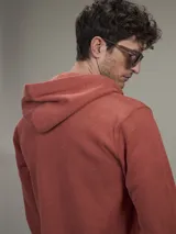 Campera con capucha y cierre completo, confeccionada en algodón color negro.