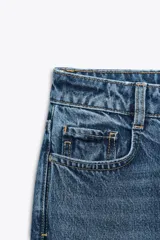 Jeans tobilleros de tiro alto color celeste, corte recto y cinco bolsillos.