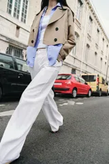 Jeans blancos de tiro medio con cinco bolsillos y pernera ancha. Cierre frontal con botones.