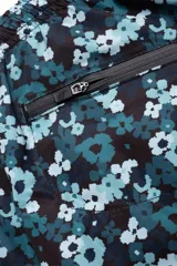 Short de baño con estampado floral en tonos azul y negro, diseñado para actividades acuáticas y deportivas, con tejido de secado rápido y protección UV 50.