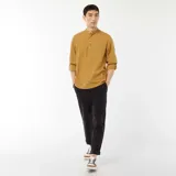Camisa color mostaza de manga larga con cuello mao y cierre parcial con botones.